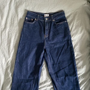 Nakd Jeans - Mörkblå nakd jeans med slit nertill. Straight fit men lite vidare i benen skulle jag säga.  