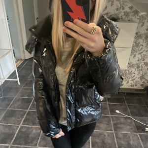 Calvin Klein jacka  - Säljer min jacka ifrån Calvin Klein endast använd i vintras så den är i mycket bra skick 🤍bara att höra av er vid funderingar eller fler bilder🤍(TRYCK INTE PÅ KÖP NU) nypris cirka 2000kr