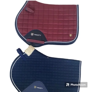 Jättefina Schabrak (allaround) - Säljer två jättefina trinity schabrak då de inte kommer till användning.  Marinblått: Köpte detta av en vän så vet inte hur länge det har använts men det är i ett bra skick. Vinrött: Är endast använd några få gånger och är därför som nyskick! 💓Båda ponny💓