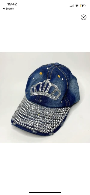 Y2k rhinestone keps - Jättesnyg justerbar y2k keps. Fick den får väldigt länge sen men har aldrig använt. Suggest gärna pris.