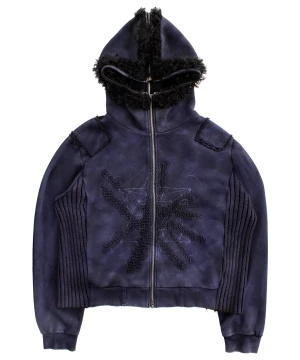 Ranger Cartel zip up - Ranger Cartel zip/hoodie som jag köpte från deras senaste dropp. Den är mörk blå/lila ish. Helt sjuk garment med fur på luvan, gothic nät design och dubbel dragkedjor. Den har oxå en kedja på luvan samt en liten kedja på baksidan. Hoodin är oversized