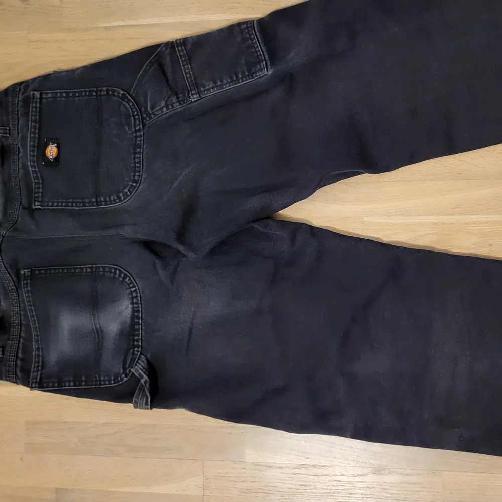 Galna vintage dickies workwear byxor, sitter rätt oversized för att den är waist 34. Natural distressing på fickorna, ben öppningen och själva byxorna 🤩🤩. Jeans & Byxor.