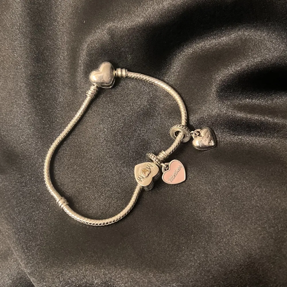 Pandora bracelet köpte för 1700 kr o vill sälja för 500kr. Accessoarer.