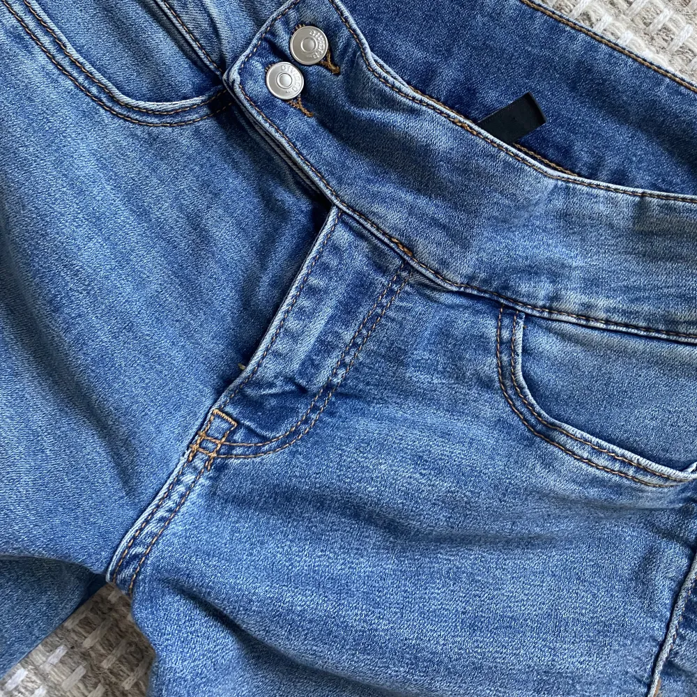 Säljer dessa lågmidjade jeans från hm då de ej kommer till användning💕 Strlk 38 men skulle säga att de passar 36 också :) De är bootcut❣️. Jeans & Byxor.
