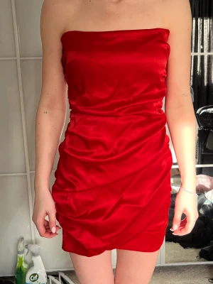 Klänning från zara  - Bandeu klänning från zara som är  as snygg 🤍 sitter perfekt på mig som har storlek s i det mesta 