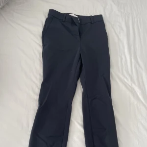 Marinblå kostymbyxor  - Marinblå kostymbyxor med fickor från h&m i storlek 34