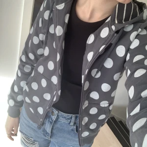 Lacoste tröja/kofta - Fin grå tröja med blixtlås, äkta Lacoste. Använder inte så mycket, säljer väldigt billigt 🌟💚 står i den att det är strl 40 men passar mig som är S/M eller 36/38