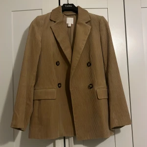 Kavaj  - Använd endast 1 gång.  Säljer pga platsbrist 