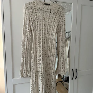 Stickadklänning - Säljer denna stickade klänningen från Gina tricot endast använd en gång, köpt för 499 kr 😊