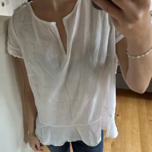Vit topp - Vit blus/topp i stl M (mer mot en S i passformen). Mycket bra skick och passar till precis allt!