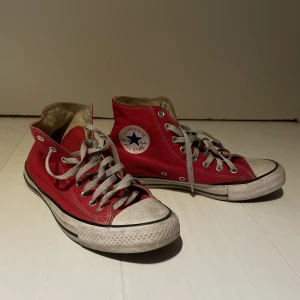 Röda converse - Röda converse i storlek 41! Flitigt använda men i ett så gott skick🥰