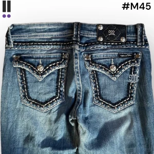 M45 lågmidjade bootcut missme jeans  - M45 MissMe jeans i model Boot 💜 Tag 27W 💜Midja (rakt över) 37cm 💜 Innerben 78cm 💜 Ytterben 105cm 💜 Benöppning 22cm 💜 saknar en plupp på tag och stenar 💜Våra mått blir W=29 och L=30 💜 Men jämför alltid måtten med ett par jeans som sitter bra 💜