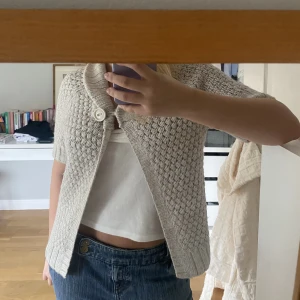 Kortärmad kofta - Otroligt söt kofta med lite glitter i sig, perfekt till skolan!! Har aldrig använt den. Strl S, jag är 161. 100kr. Köp GÄRNA via köp nu billigare frakt för dig!