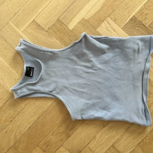 Linne - Säljer detta ljusblå linne från Gina tricot, det ser grått ut på bild med kan säkerställa er om att det är baby blå 🥰