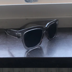 grå solglasögon - Liknande chimi glasögon. Ljusgrå och tonade i svart på glaset, verkligen super fina men kommer helt enkelt inte till användning ❤️i ny skick, pris kan diskuteras 