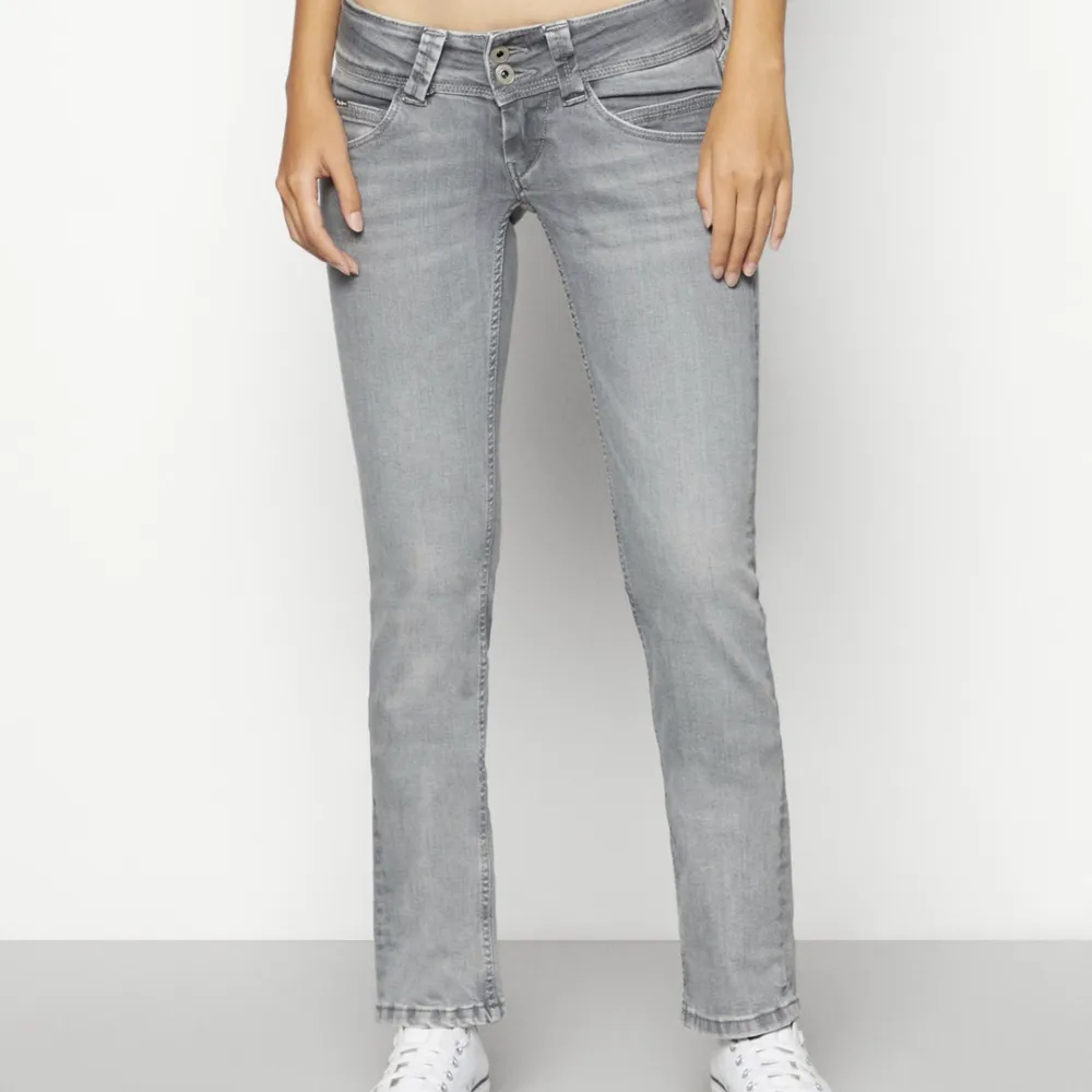 Säljer dessa jätte fina oanvända low waist pepe jeansen i storlek 27x30❤️❤️ säljer för att dom aldrig används💕kontakta för frågor o bilder. Jeans & Byxor.