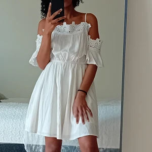 Vit klänning  - En fin vit  klänning använd bara en gång ✨️den har plastik i median som gör att den stretchar om det behövs , om du har medium storlek funkar lika bra, helt enkelt det bror på hur du vill ha det🤍