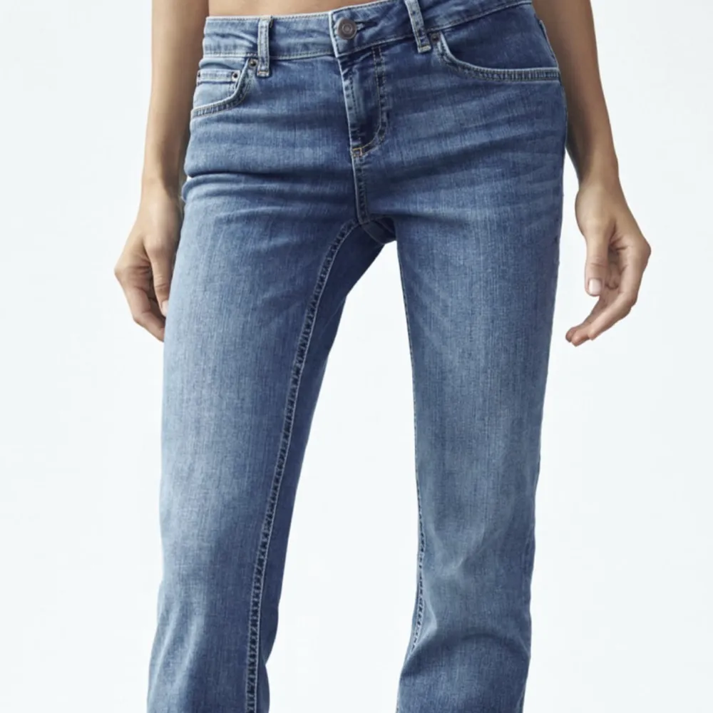 Säljer mina zara jeans som är slutsålda! Aldrig använt pga dem inte passa mig. Helt nyskick🙌 Bootcut low waist modell Dem Stretchiga och väldigt sköna jättefina jeans. Kontakta mig vid frågor💗. Jeans & Byxor.