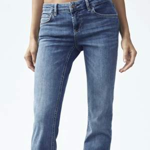 Säljer mina zara jeans som är slutsålda! Aldrig använt pga dem inte passa mig. Helt nyskick🙌 Bootcut low waist modell Dem Stretchiga och väldigt sköna jättefina jeans. Kontakta mig vid frågor💗