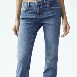 Zara jeans - Säljer mina zara jeans som är slutsålda! Aldrig använt pga dem inte passa mig. Helt nyskick🙌 Bootcut low waist modell Dem Stretchiga och väldigt sköna jättefina jeans. Kontakta mig vid frågor💗