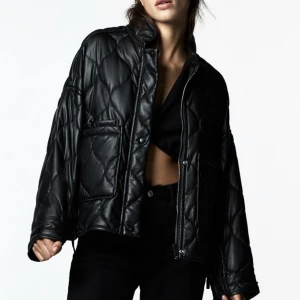 Skinnjacka - En speciell jacka från Zara i skinn, den är nyköpt för 699kr. Stl XS och prislappen är kvar. 