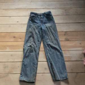 Säljer dessa vida jeans från hm då de inte används! Storleken är 152 men de är stora i storleken så att de passar typ på mig som är ca 160