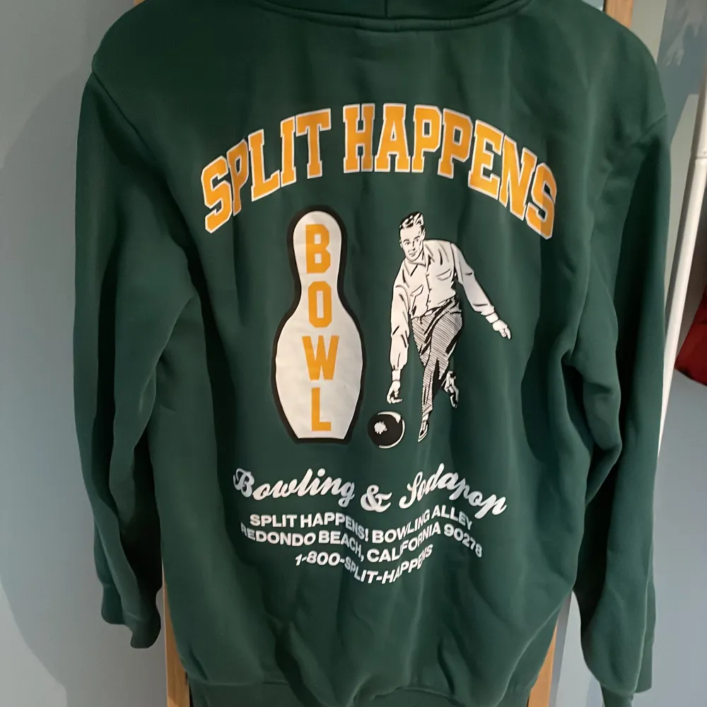 Tja säljer min H&M hoodie för den passar inte min stil och använder inte den längre. 10/10 i kvalitet inga skador eller fläckar.  PRIS KAN DISKUTERAS . Hoodies.