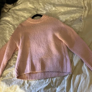 Stickad tröja  - Säljer denna fina stickade tröja från Gina tricot! Det är en perfekt stickad tröja, lagom varm, inte alls stickig och super fin passform! Säljer då jag har många stickade tröjor! Inga defekter!