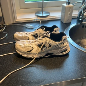 New balance 530 - Säljer nu mina new balance 530 i storlek 40,5. Använda men ändå i ett fint skick, inga skador. Säljer de för 800kr+ frakt!! 💓