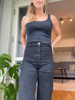 Svarta utsvängda jeans i storlek 34
