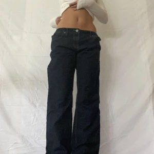 Lågmidjade jeans - Lågmidjade jeans som är för stora för mig. Bra skick! Midjemått 86 cm innebenslängd 79 cm