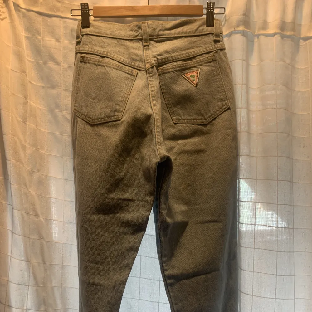 Högmidjade jeans med färgglada stenar på fickorna. Lite 80-tals stil på dom då dom ser lite ut som mom jeans. Använd kanske 3 gånger för 3 år sen.. Jeans & Byxor.