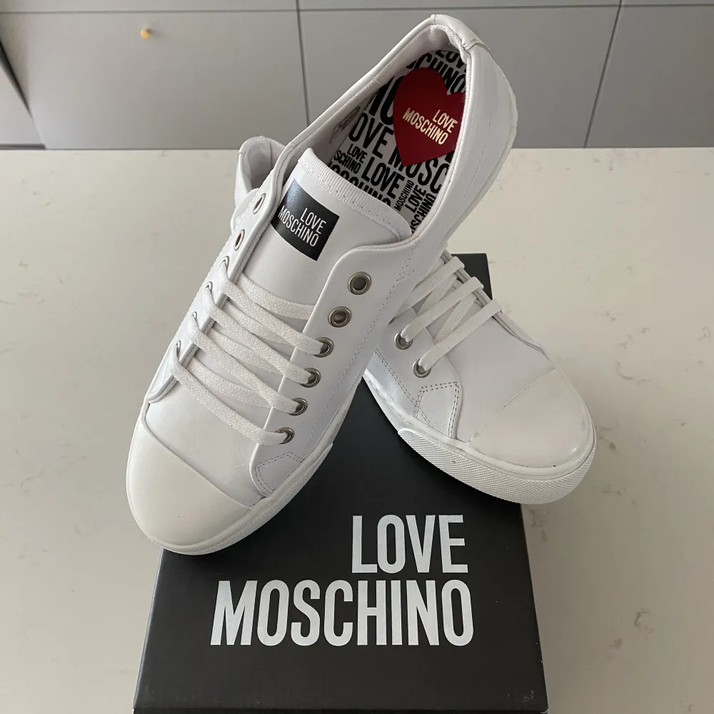 Säljer mina helt oanvända Love Moschino sneakers. De är i strl. 41 men är alldeles för små för mig som normalt har den storleken. De passar min syster som har storlek 38. Köpta för ca 3000kr på bestsecret. Skriv för fler bilder eller frågor ☺️. Skor.