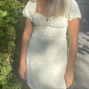 Gullig sommarklänning - Endast använd 2 gånger. Strl 40 men passar 36-38 också! 