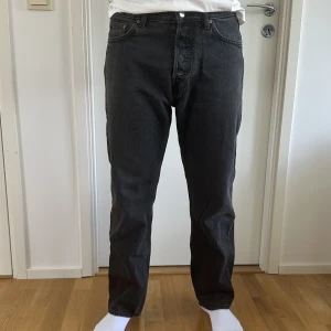 Jeans från Weekday - Storlek W31/L30, modellen på byxorna heter SPACE, lite slitna vid hälarna.