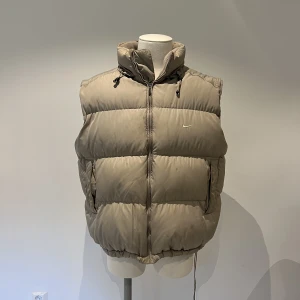 Nike Puffer Väst - Storlek: XL Färg: Beige Liten fläck på bröstet. 