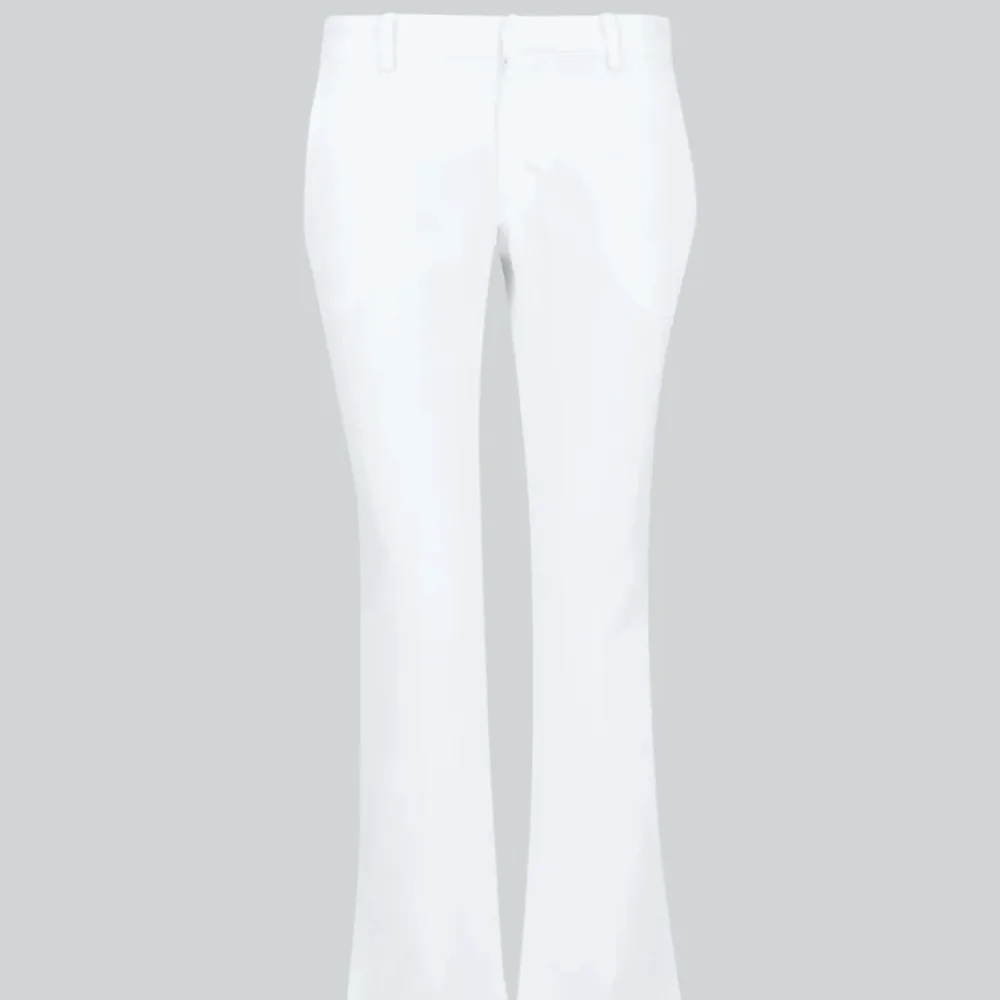 Superfina vita kostymbyxor från bikbok, lågmidjade med slits.🙌Dom är lite noppriga på vänster höft (bild 3) annars är dom i bra skick. Har knappt användt dom då dom är försmå!❤️(liten i storleken). Jeans & Byxor.