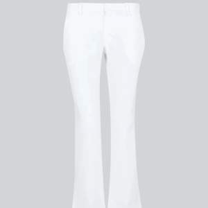 Superfina vita kostymbyxor från bikbok, lågmidjade med slits.🙌Dom är lite noppriga på vänster höft (bild 3) annars är dom i bra skick. Har knappt användt dom då dom är försmå!❤️(liten i storleken)