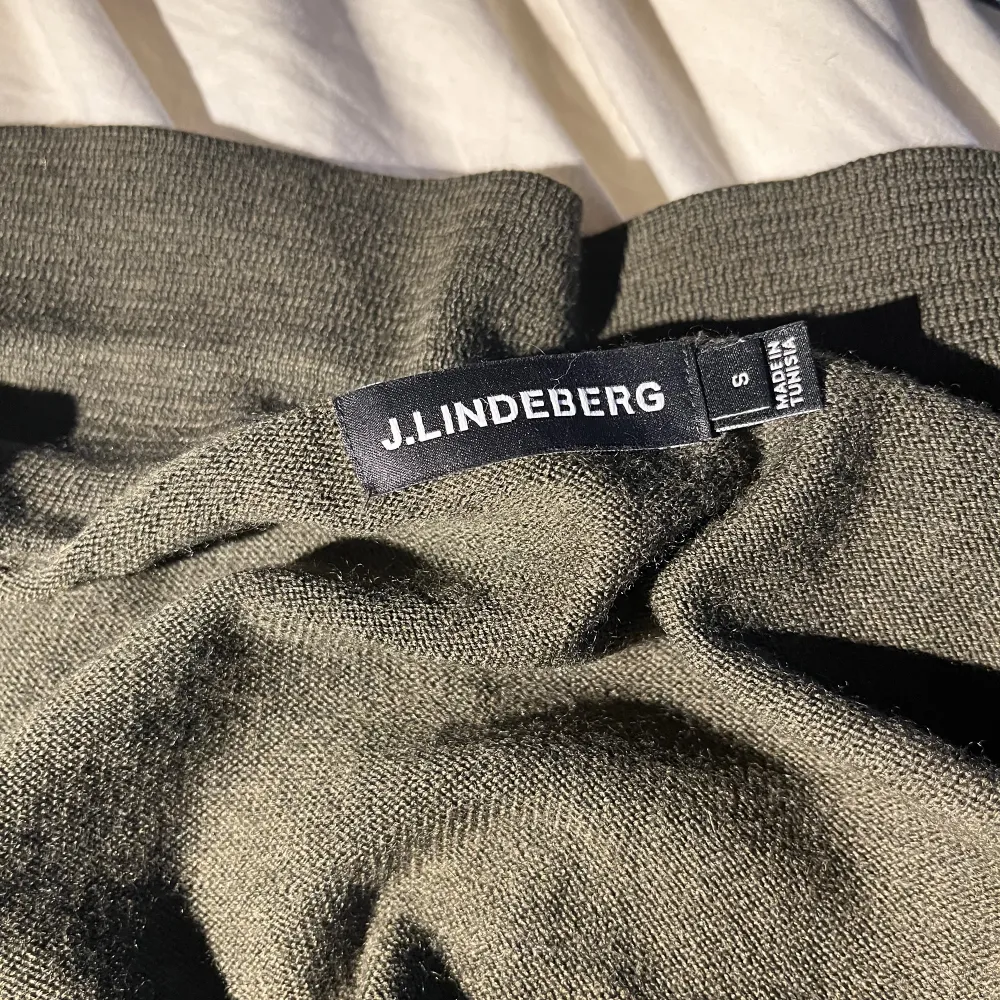 Säljer nu denna tröja från J Lindeberg. Legat i garderoben mest på senaste och kommer ej till användning.  Bra skick. Stickat.