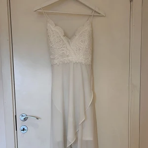 Vit klänning - Hade denna klänning i samband med min konfirmation men det passar ej längre tyvärr :( är i jättefint skick och inte längre att köpa nånstans 😇