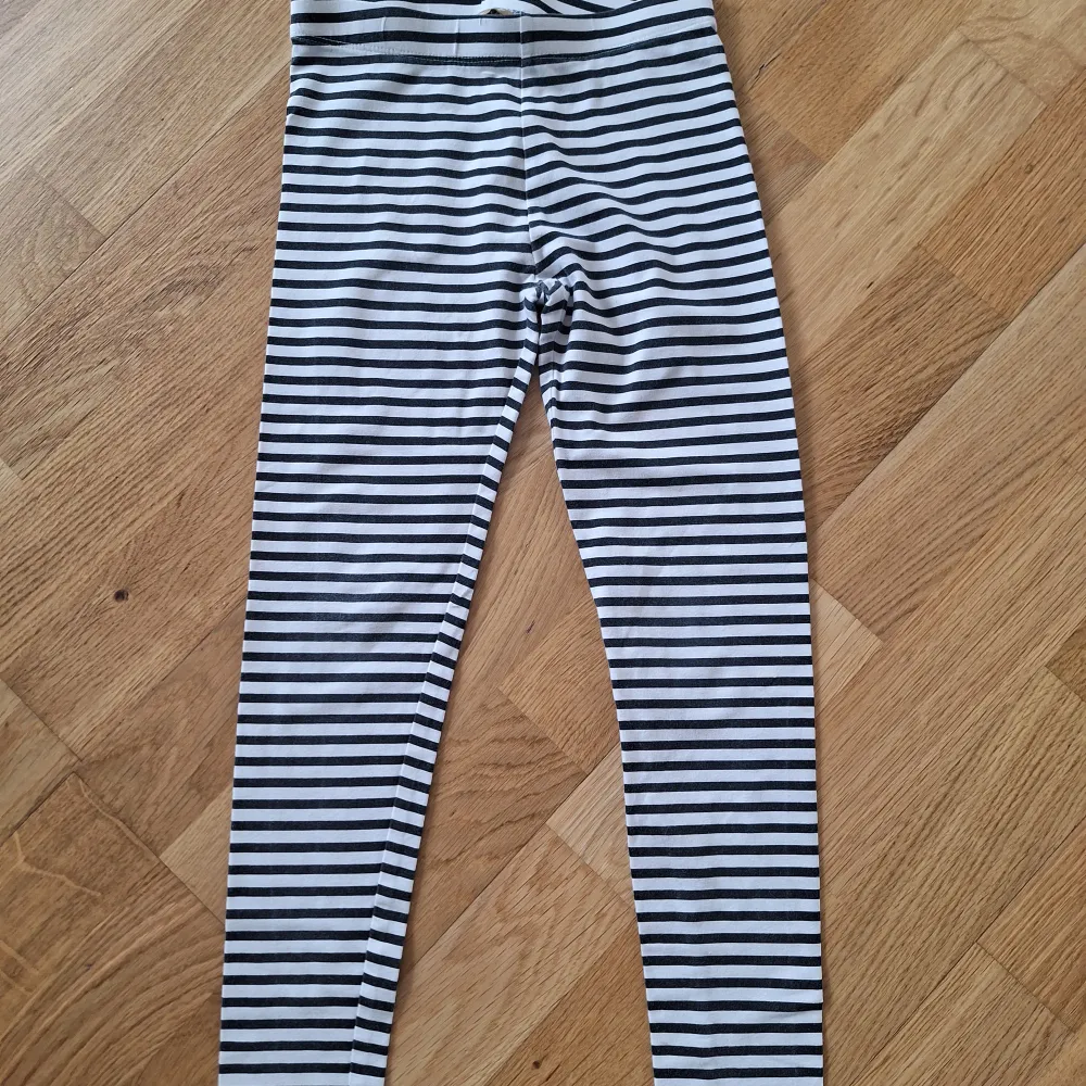 Randig leggings i storlek 122/128. Jeans & Byxor.