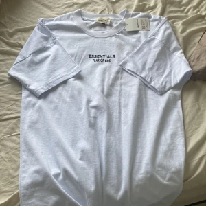 Essentials Fear Of God T-Shirt - Helt ny essentials fog tshirt, endast testad och jag gillar inte passformen | den är oversized och passar även M väldigt bra kanske tom L | Priset är ej spikat, köpt för 1300kr | kan gå ner i pris