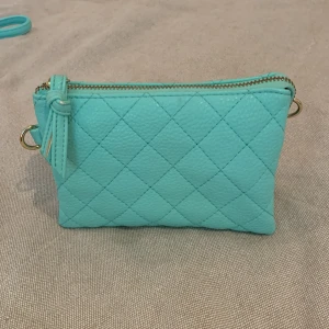 Handväska  - Elegant handväska med många fack. Inkluderar både axelrem och kortare rem. Köpt i USA, sparsamt använd!!👜