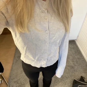 Beige kofta - Säljer denna fina koftan som bara kommit till användning 1 gång💕💕