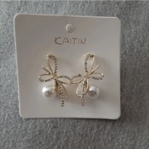 Örhängen - Okänt material