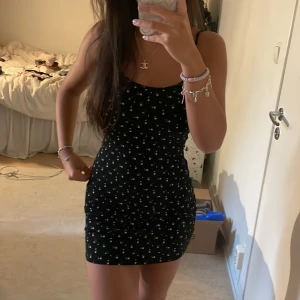 klänning  - superfin klänning med små blommor❤️‍🔥❤️‍🔥🪩