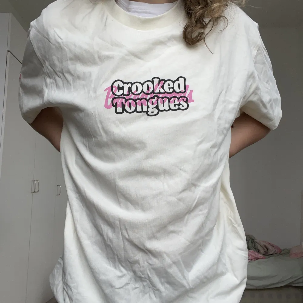 Från Crooked tongues. Aldrig använd tyvärr. T-shirts.
