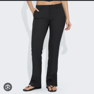 Bikbok kostymbyxor  - Säljer dessa jättesnygga lågmidjade kostymbyxor från bikbok i modellen Vera då dom är för små. Dom är knappt använda och i toppskick💓