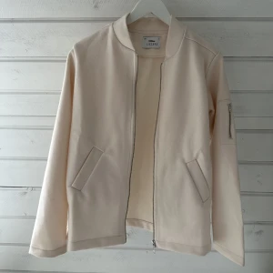 Beige Bomberjacka  - Aldrig använd. 