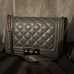 Grå väska  - Super fin väska som inte kommer till användning längre🤍